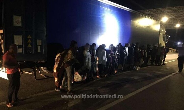 <em>Hír szerkesztése</em> Huszonöt migránst találtak egy kamionban Csanádpalotánál