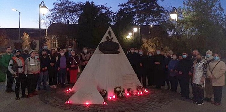 <em>Hír szerkesztése</em> Gyertyagyújtás a kommunista megtorlás áldozatainak pécskai emlékművénél