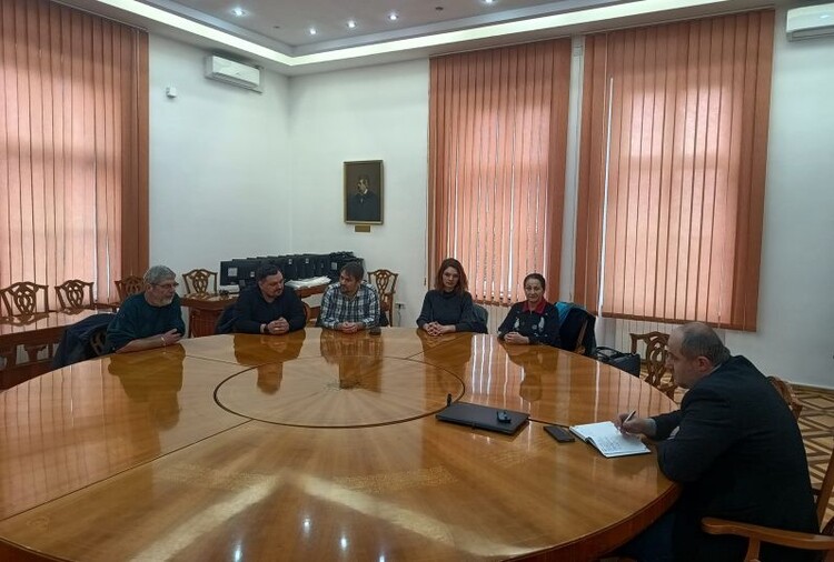 Tóth Csaba (jobbról) fogadta a háziorvosokat | A prefektúra felvétele