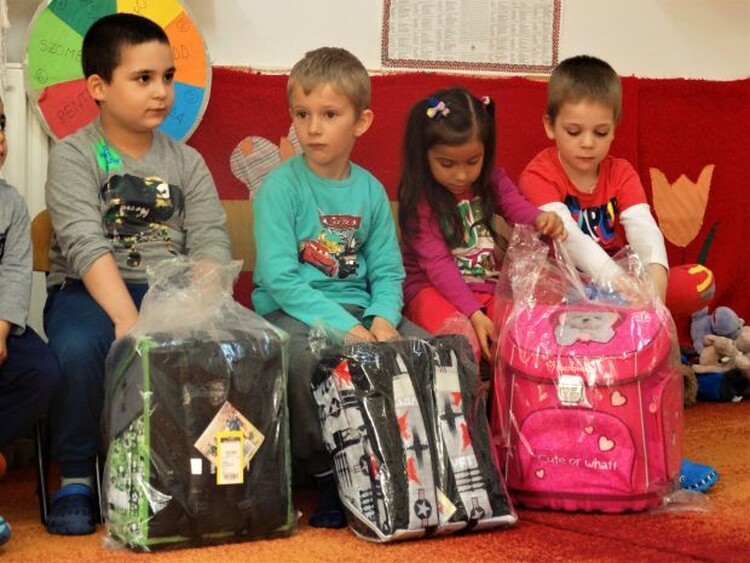 <em>Hír szerkesztése</em> Megérkeztek a Rákóczi Szövetség iskolatáskái [FRISSÍTVE]