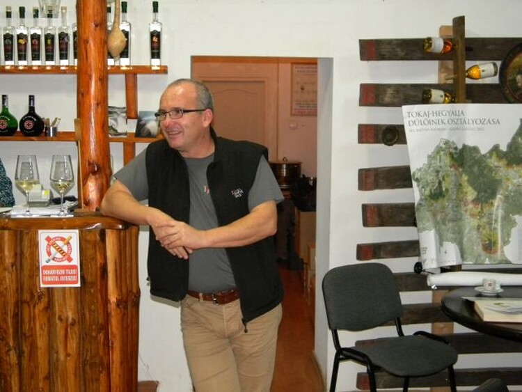 <em>Hír szerkesztése</em> „Bort azért iszunk, mert minden gyötrelme ellenére szép az élet” [AUDIÓ, VIDEÓ]