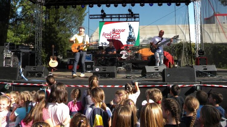 <em>Hír szerkesztése</em> Alma Együttes és Irigy Hónaljmirigy a majálison