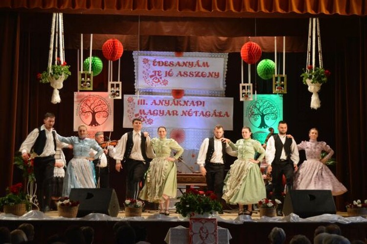 <em>Hír szerkesztése</em> Fergeteges siker a pécskai nótagálán