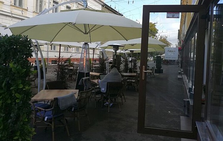 <em>Hír szerkesztése</em> Kinyithatnak az éttermek és kávézók beltéri egységei