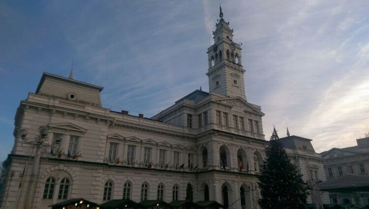 <em>Hír szerkesztése</em> Kié a városháza?