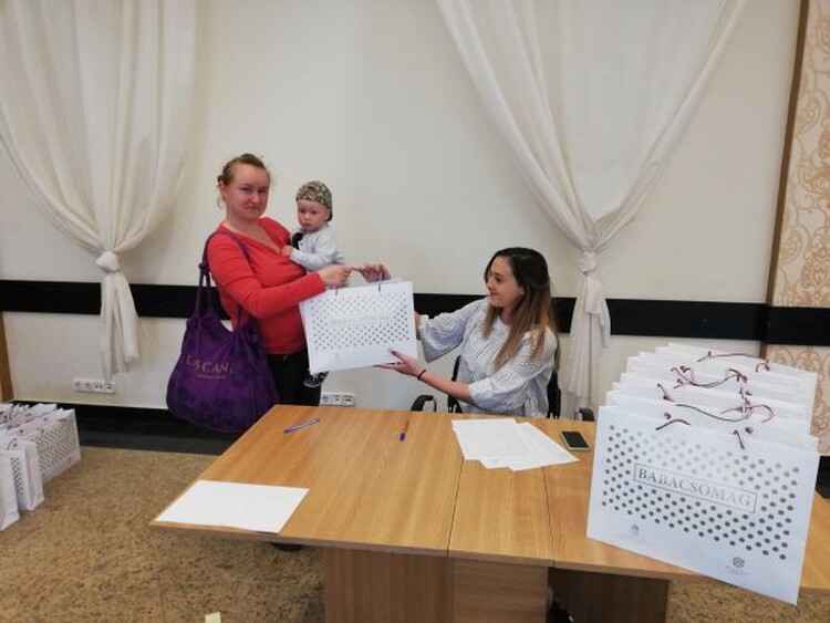 <em>Hír szerkesztése</em> Átvehették az első babacsomagokat az aradiak [AUDIÓ]