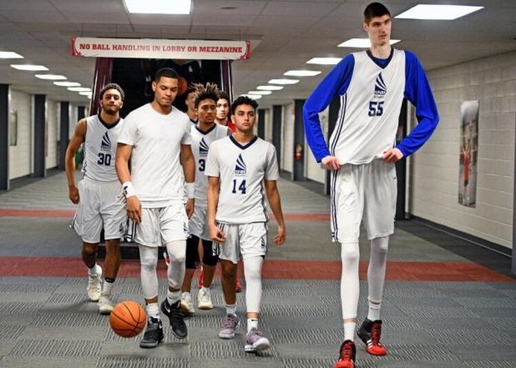 <em>Hír szerkesztése</em> Amerika megőrül a 18 éves, 231 centis aradi óriásért