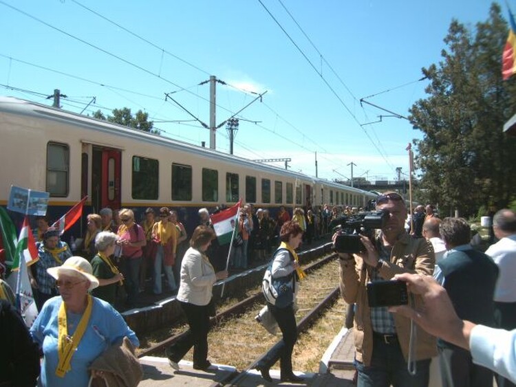 <em>Hír szerkesztése</em> Vingán, Aradon és Radnán is megáll a zarándokvonat