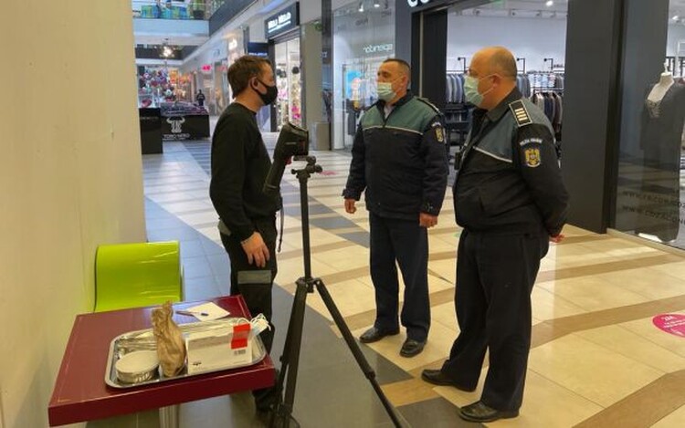 <em>Hír szerkesztése</em> Most és jövő pénteken 20 óráig tarthatnak nyitva az üzletek