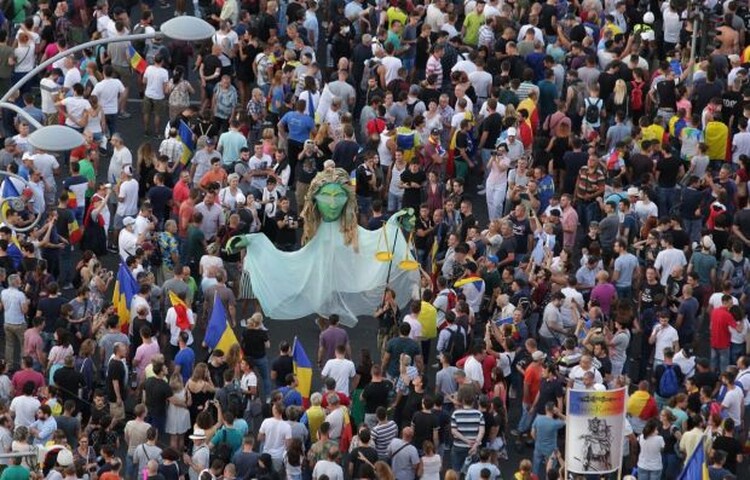 <em>Hír szerkesztése</em> Több mint 60 ezren tüntetnek a kormány ellen