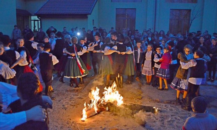 <em>Hír szerkesztése</em> Táncos-humoros téltemetés Pécskán