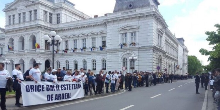 <em>Hír szerkesztése</em> Tüntetők fogadták Lippán és Aradon a kormányfőt [FRISSÍTVE]