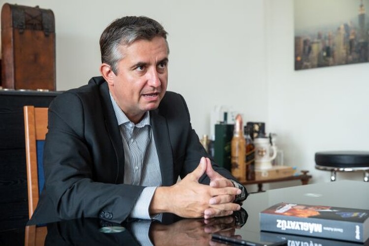 <em>Hír szerkesztése</em> A Máglyatűz aradi bemutatója