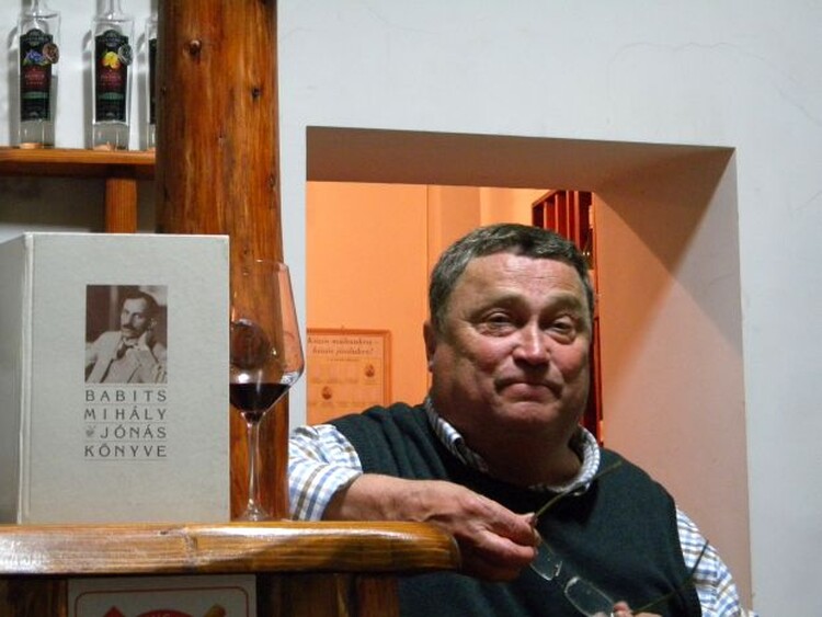 <em>Hír szerkesztése</em> A jó borász családban, földben, nemzetben gondolkodik – Dúzsi Tamás borkóstolója a Tulipánban [AUDIÓ]