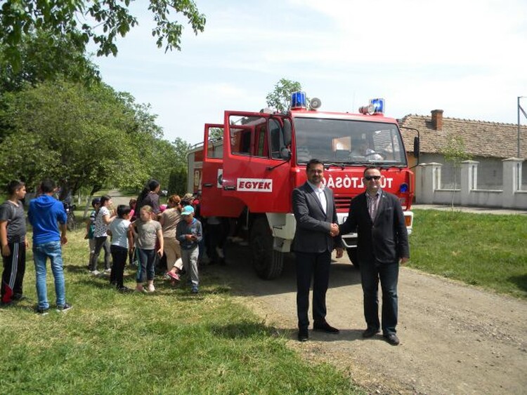 <em>Hír szerkesztése</em> Egyekről kapott tűzoltóautót Kispereg [AUDIÓ]