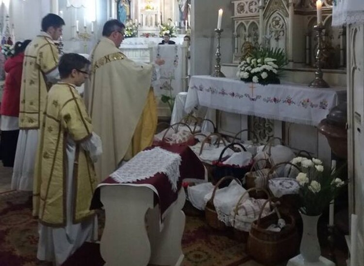 <em>Hír szerkesztése</em> Húsvéti ételszentelés Pécskán