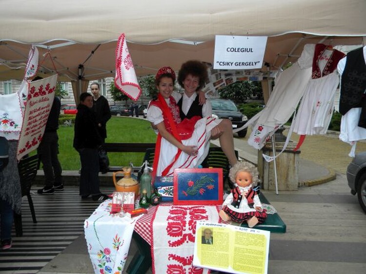 <em>Hír szerkesztése</em> A városháza előtt az EU tagállamai