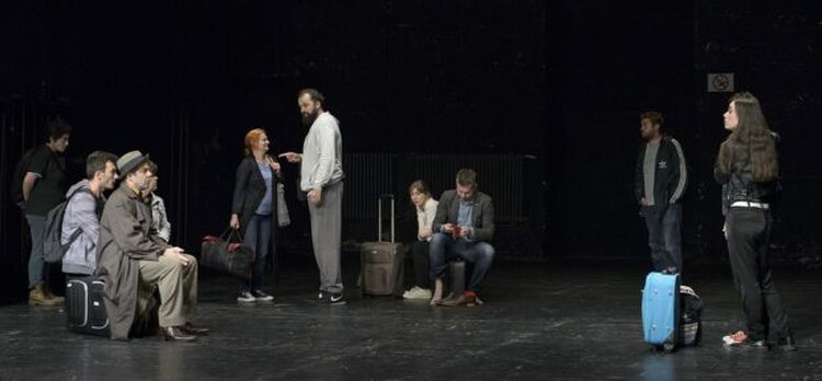 <em>Hír szerkesztése</em> EXIT: négynyelvű előadás a nagyszínházban