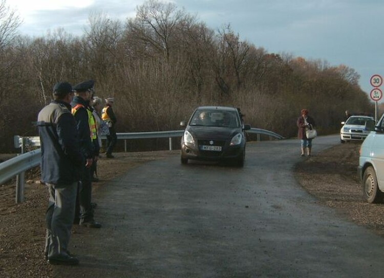 <em>Hír szerkesztése</em> Négy ideiglenes határátkelő tart nyitva egész hétvégén