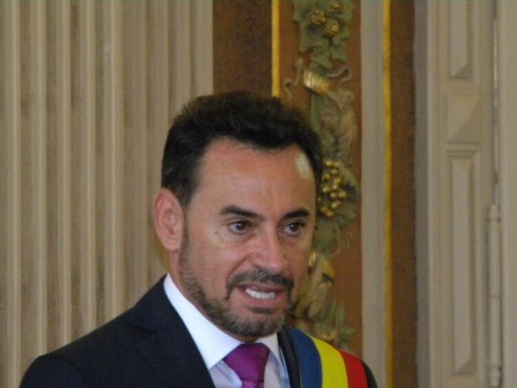 <em>Hír szerkesztése</em> A gyanú szerint saját cégének juttatott megrendeléseket Arad polgármestere