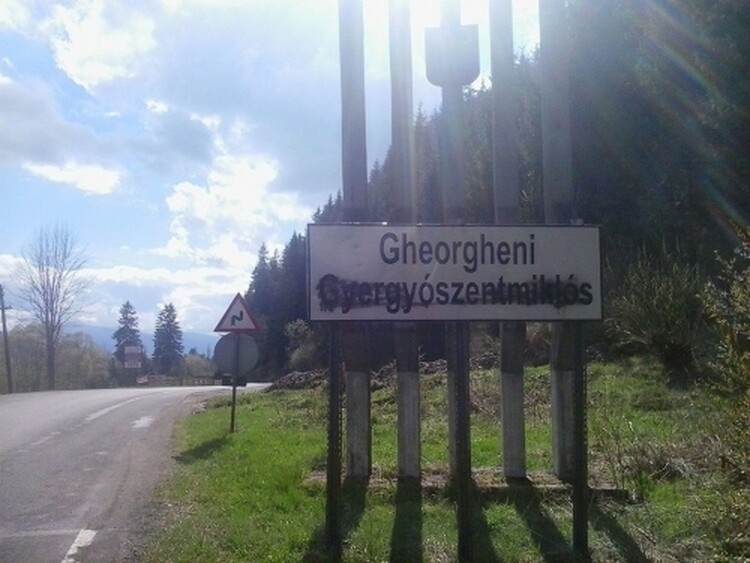 <em>Hír szerkesztése</em> Cinikusnak nevezték a romániai magyar pártok vezetői a román kisebbségpolitikát dicsérő nyilatkozatot