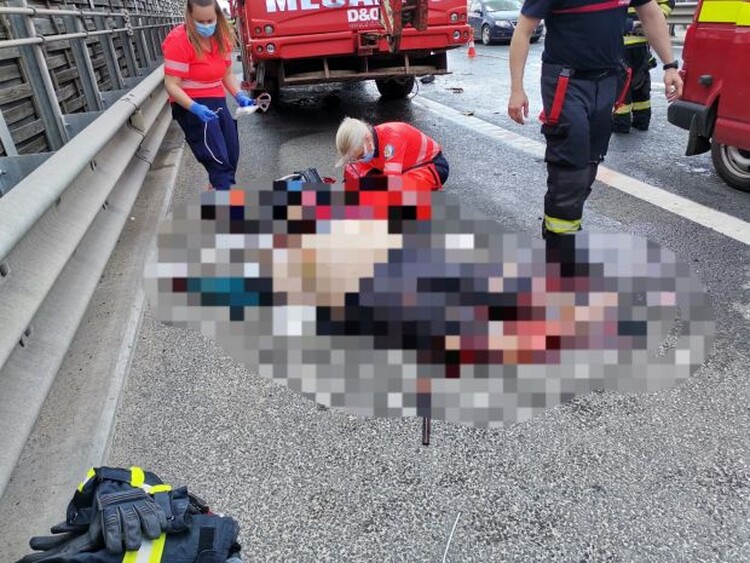 <em>Hír szerkesztése</em> Elgázolta a kamion a daruskocsit oltó sofőrt