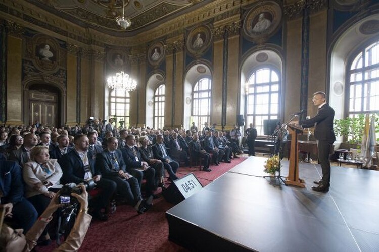 A CED által közreadott felvételen Szijjártó Péter külügyminiszter tartja meg beszédét