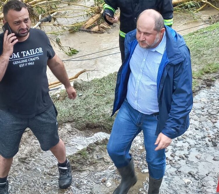 Tóth Csaba (jobbról) az árvíz sújtotta településen | A prefektúra felvétele