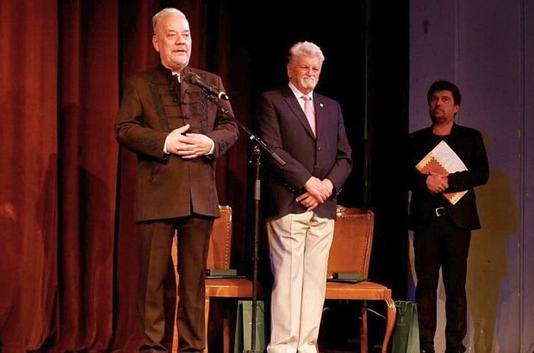Fekete Károly és Ujj János a színházban vehette át kitüntetését | Fotó: RMDSZ