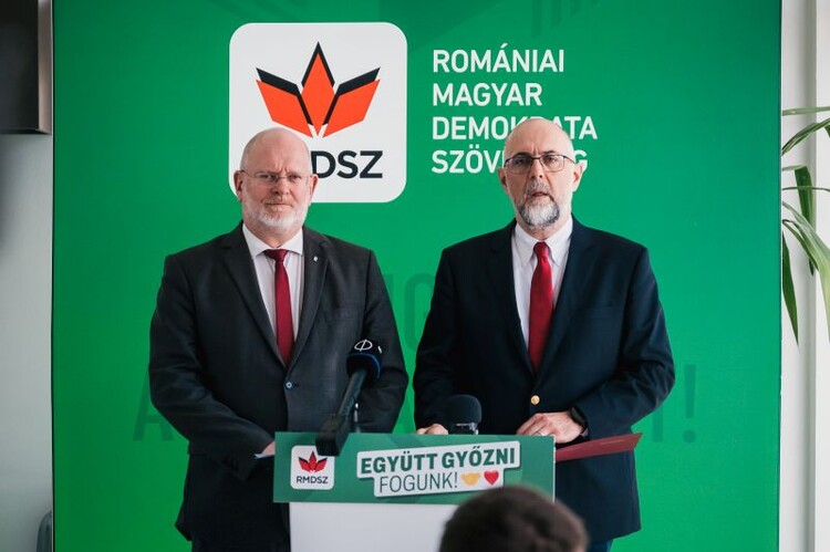 Zakariás Zoltán, az EMSZ és Kelemen Hunor, az RMDSZ elnöke a megállapodás utáni közös sajtótájékoztatón | Fotó: rmdsz.ro
