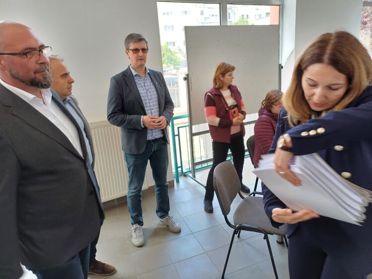 A választási bizottság elnöke átveszi az iratokat Veres Attila Csabától | Fotó: Pataky Lehel Zsolt