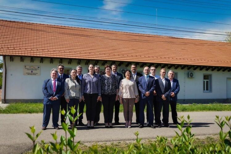 Az RMDSZ polgármesterjelöltje a tanácsosjelöltekkel a felújított kisperegi kultúrház előtt | Fotó: RMDSZ