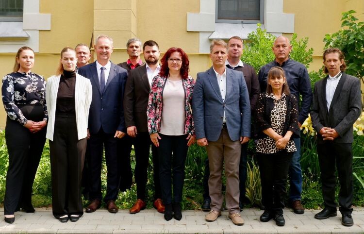 Az RMDSZ tanácsosjelöltjei Zimándújfalu községben – balról a hatodik Czernák Endre | Fotó: RMDSZ