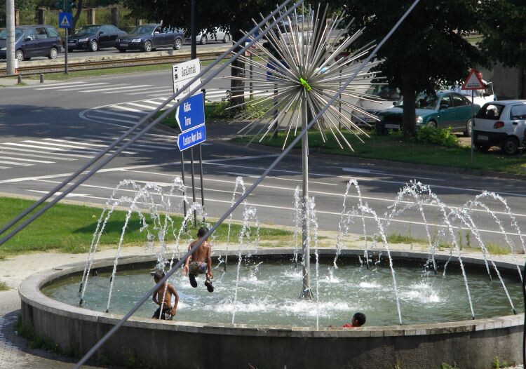 Jól esik egy kis csobbanás a hőségben | Archív felvétel