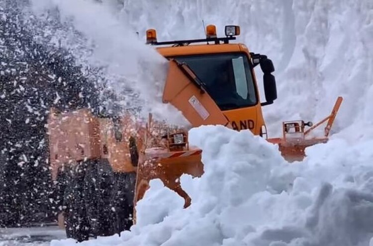 <em>Hír szerkesztése</em> Hét-nyolc méteres hó van a Transzfogarason