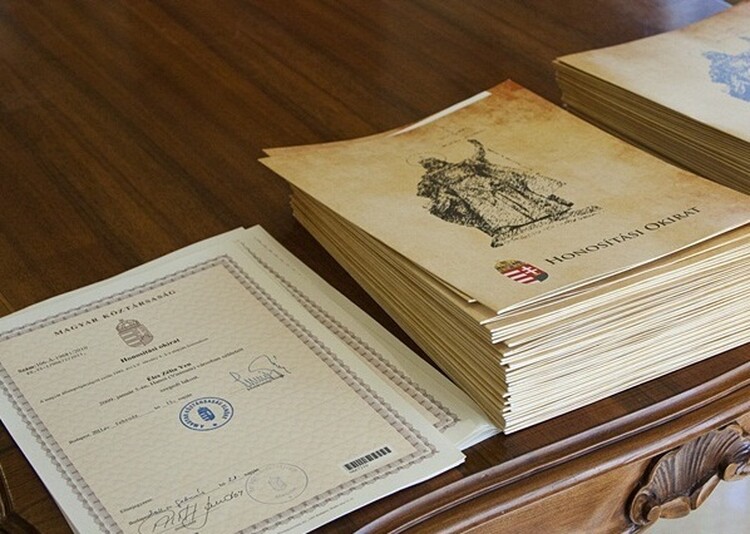 <em>Hír szerkesztése</em> Felfüggesztik a honosítási ügyintézést 