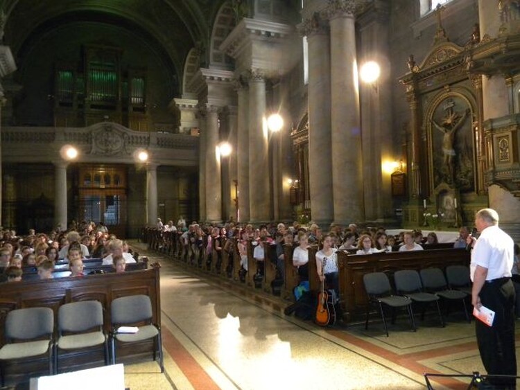 <em>Hír szerkesztése</em> Gyerekhangok töltötték be a minorita templomot [AUDIÓ]