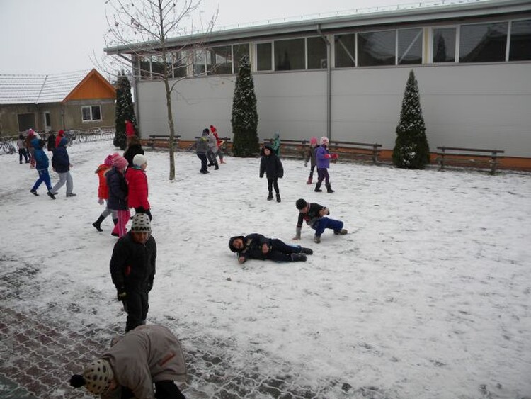 <em>Hír szerkesztése</em> Örvendhetnek a diákok, szabad a péntek!