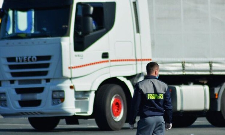 <em>Hír szerkesztése</em> Kilométeres kamionsorok alakultak ki a román–magyar határátkelőknél