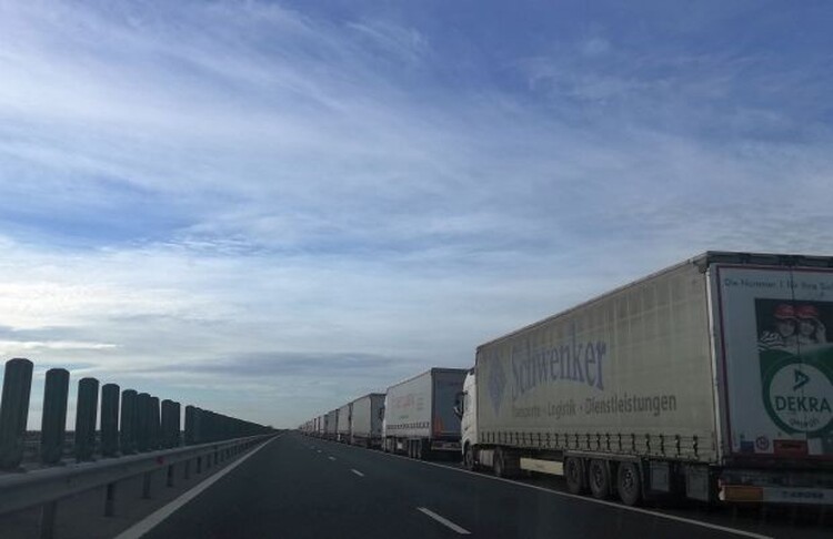 <em>Hír szerkesztése</em> Óriási a várakozási idő a határon a kamionsávon