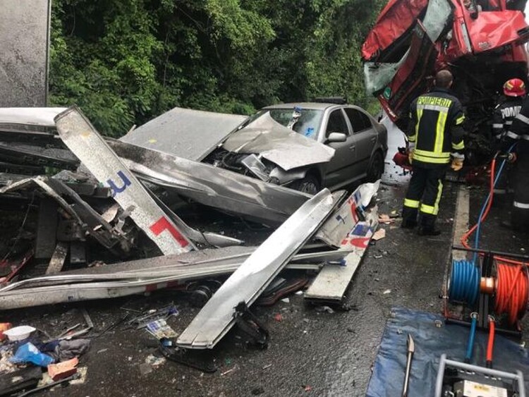 <em>Hír szerkesztése</em> Két kamion és egy kisautó ütközött Milovánál – FRISSÍTVE
