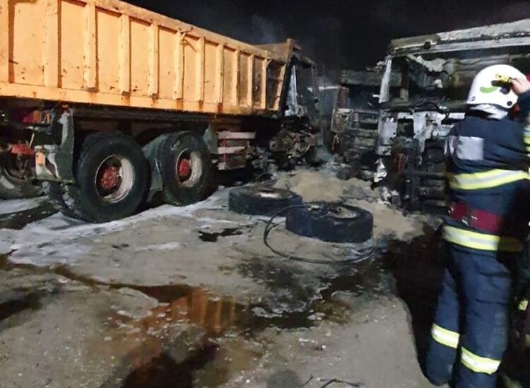 <em>Hír szerkesztése</em> Későn riasztották a tűzoltókat: kiégett három kamion