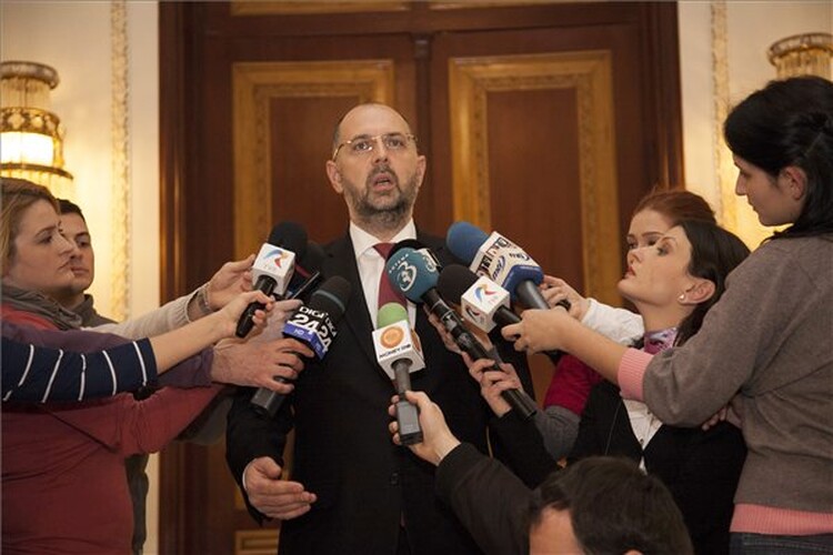 <em>Hír szerkesztése</em> Az RMDSZ megszavazza a bizalmatlansági indítványt