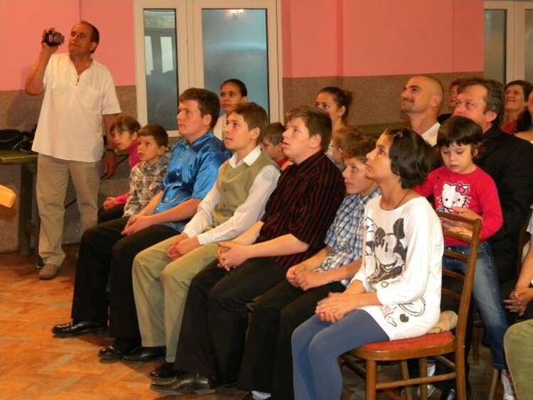 <em>Hír szerkesztése</em> Határon túl is a szívükön viselik a kisiratosi gyermekotthon lakóinak sorsát [AUDIÓ]