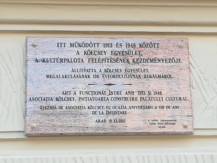 <em>Hír szerkesztése</em> Visszakerült a Kölcsey-emléktábla a Kultúrpalota falára