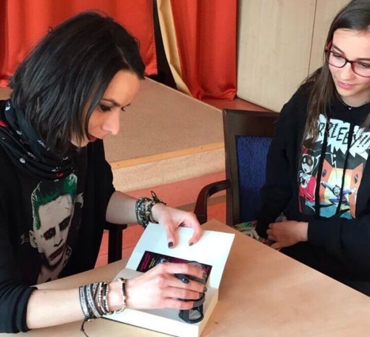 <em>Hír szerkesztése</em> Aradon dedikál Leiner Laura