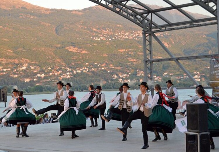 <em>Hír szerkesztése</em> Macedóniában lépett fel a Búzavirág