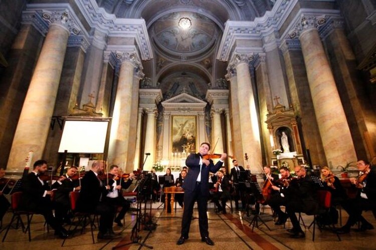 <em>Hír szerkesztése</em> A kisiratosi gyermekotthon lakói javára koncertezett Mága Zoltán