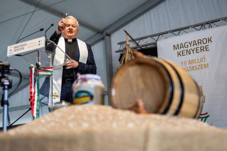 <em>Hír szerkesztése</em> Ópusztaszeren összeöntötték a búzát a magyarok kenyeréhez