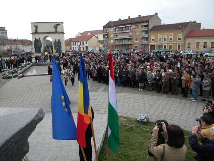 <em>Hír szerkesztése</em> Március 15. Aradon – képekben